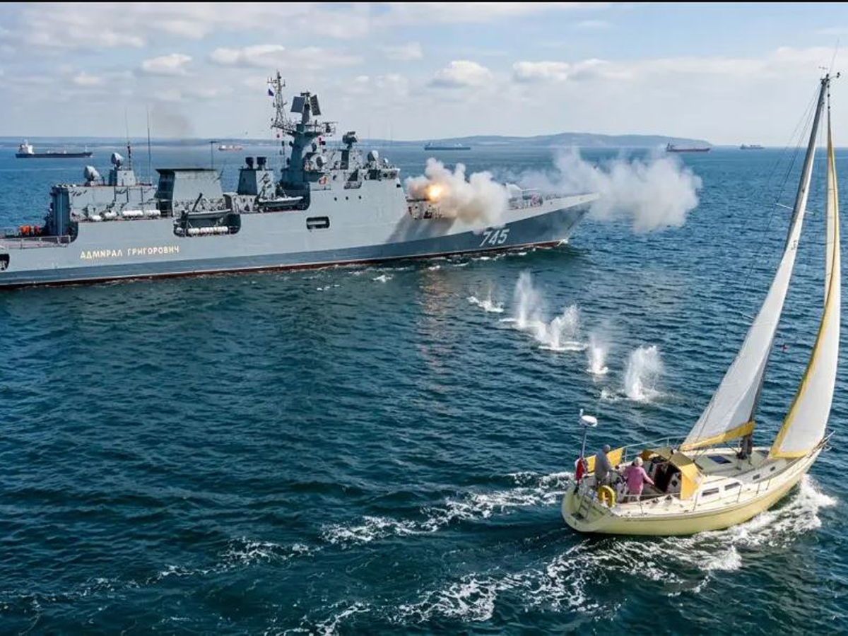 пенсионеры владеют яхтой, сблизившейся с фрегатом «Адмирал Григорович»