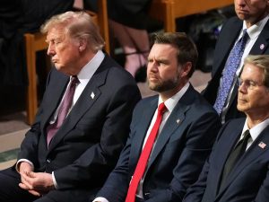 Дональд Трамп уснул на похоронах сенатора Грэма*