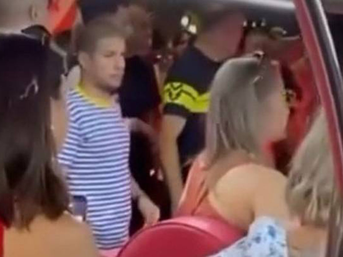 На видео попали русские туристы, которых окружила толпа в Тбилиси