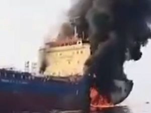 Появилось видео тонущего грузового судна в Ормузском проливе
