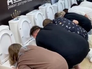 пили из унитаза