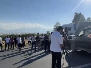 армянские фермеры перекрыли трассу из-за проблем с урожаем