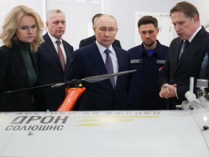 Путину показывают дрон