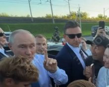 Путин вышел из кортежа к людям в Новосибирске