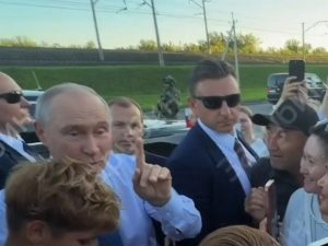 Путин вышел из кортежа к людям в Новосибирске
