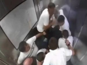 В Махачкале упал лифт