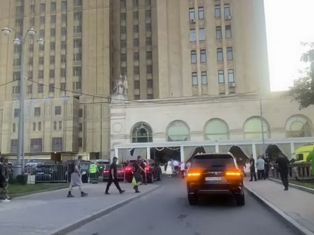 «Аж тряхануло, я думал, высотки нет»: три человека погибли при взрыве в центре Москвы «Аж тряхануло, я думал, высотки нет»: три человека погибли при взрыве в центре Москвы