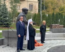 памятник Лужкову
