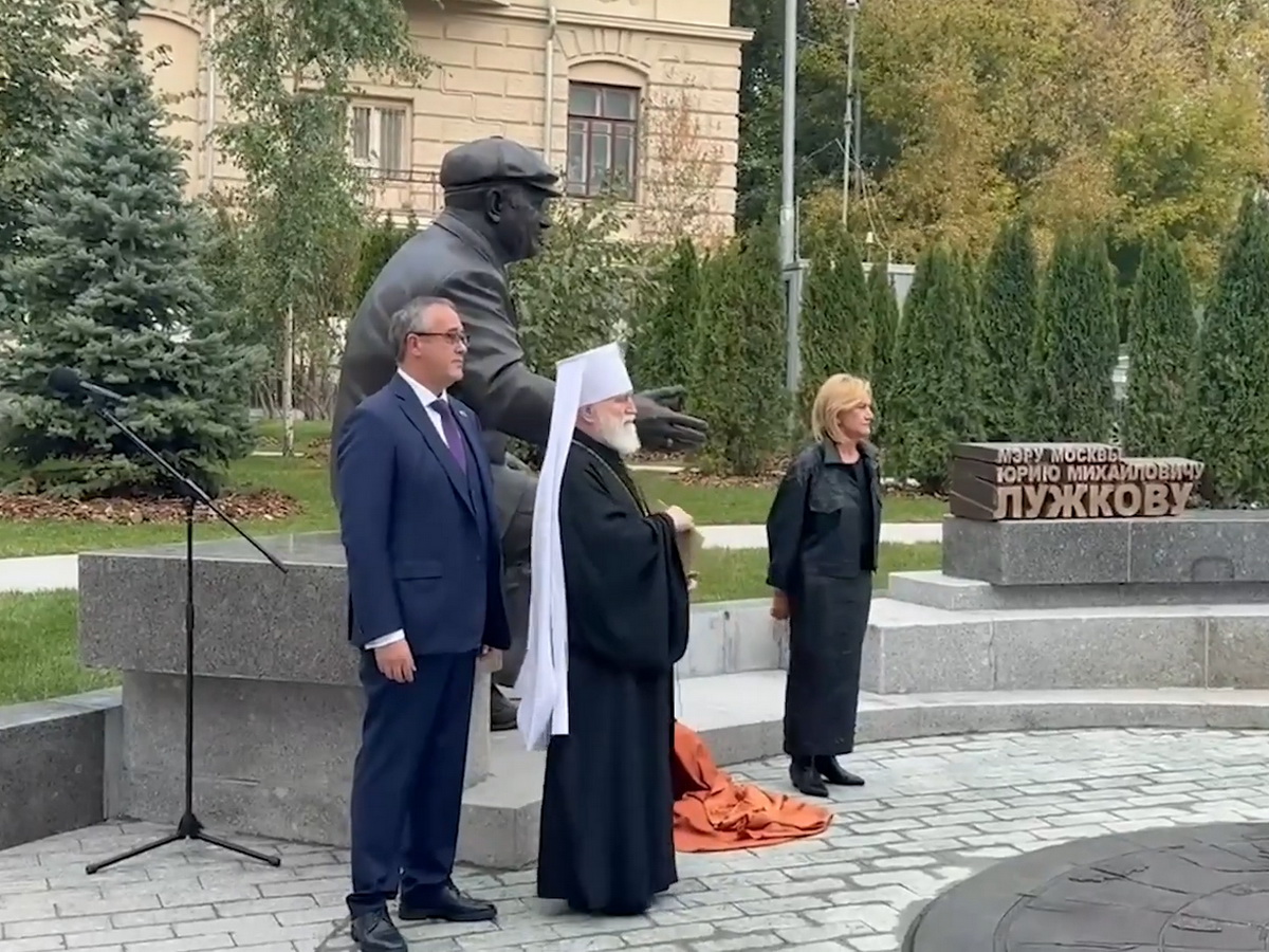 памятник Лужкову