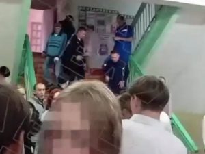 В Канске школьница распылила баллончик и напала с ножом на учительницу