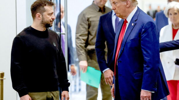 Трамп потребовал от Зеленского прекратить удары по российским НПЗ: 