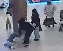 избили сотрудницу ТЦ