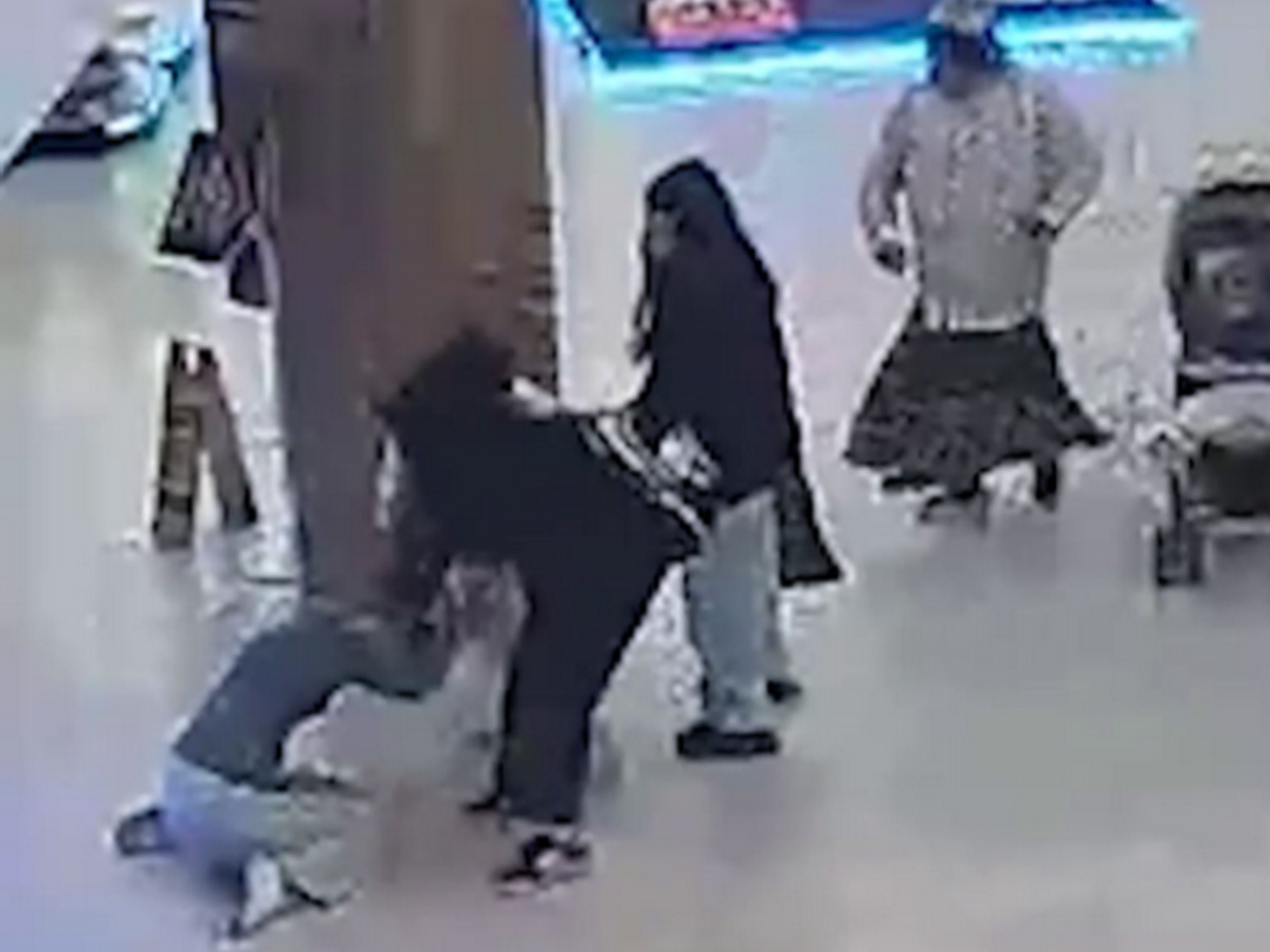 избили сотрудницу ТЦ