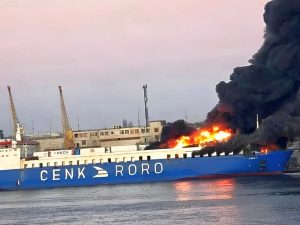 подбитый сухогруз в порту Украины