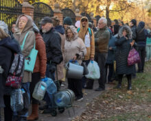 украинцы начали массово покидать города на фоне предупреждений о тяжелой зиме
