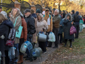 украинцы начали массово покидать города на фоне предупреждений о тяжелой зиме