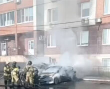 Мощный пожар подорвавшегося автомобиля в Ульяновске попал на видео