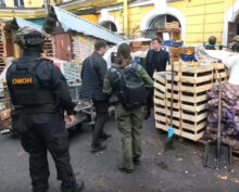 В Петербурге правоохранители оцепили квартал у Сенного рынка для миграционного рейда