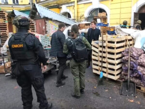 В Петербурге правоохранители оцепили квартал у Сенного рынка для миграционного рейда