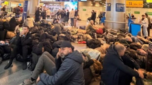 Из-за угроз БПЛА свыше 400 рейсов в аэропортах Москвы отменены и задержаны